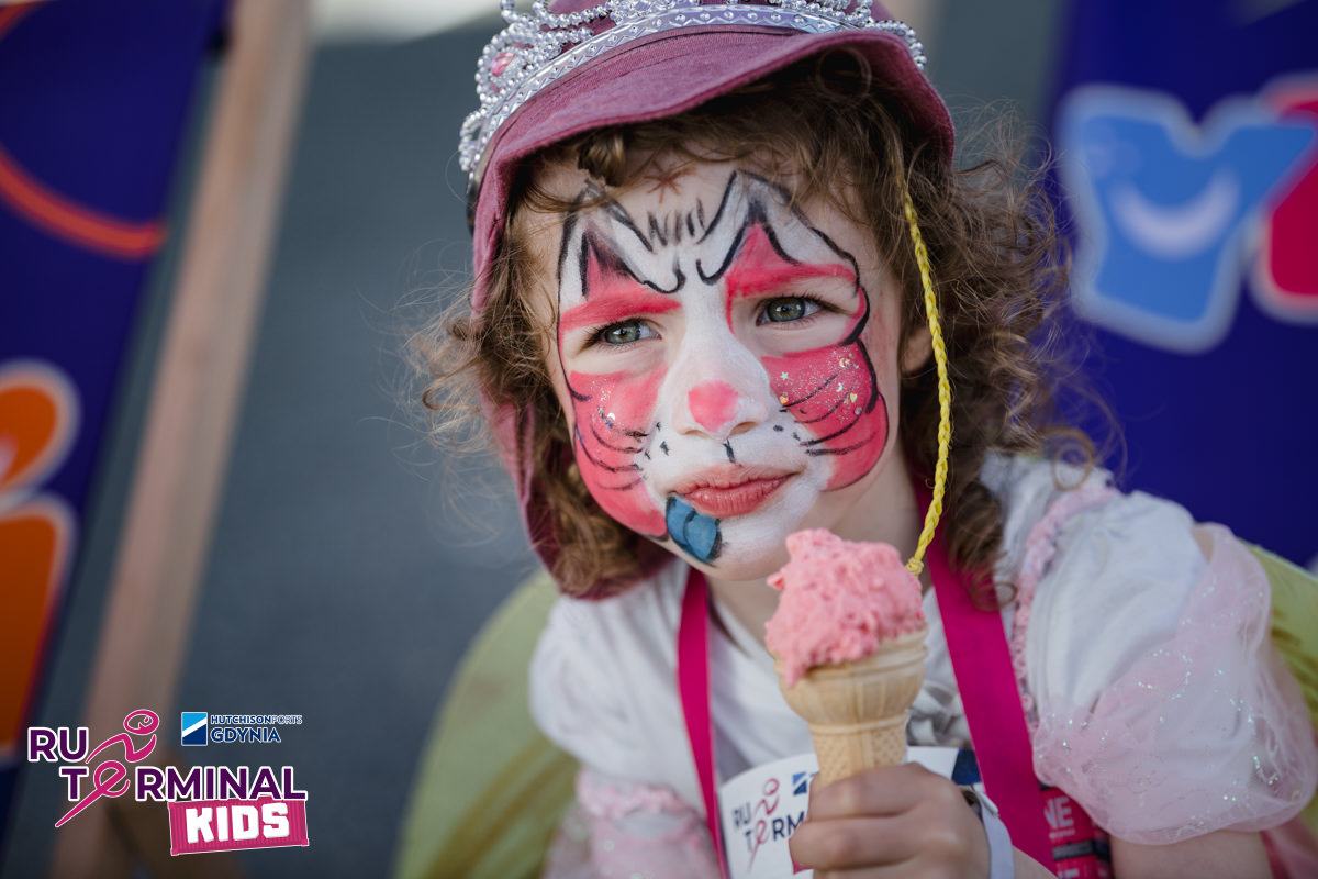 Dziecko z malowaną buzią i lodami podczas pikniku rodzinnego Kids Cup